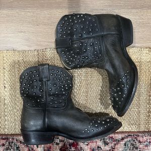 Frye Wyatt studded ankle boots - size 7.5